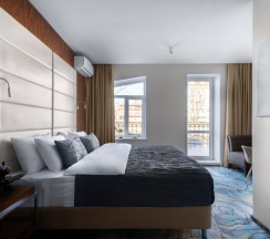 Deluxe с балконом и видом на город в V Hotel&Rooftop lounge