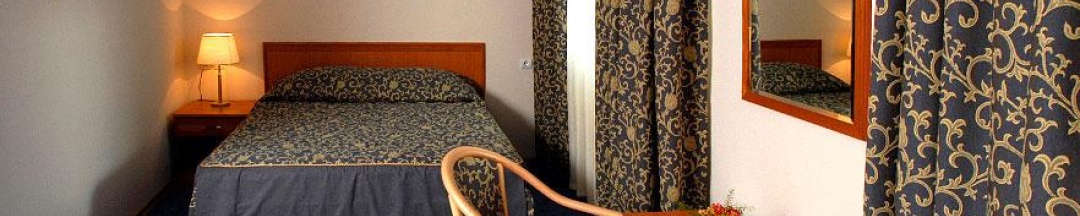 Номер полулюкс с 1 двуспальной кроватью (с завтраком) в Металлург
