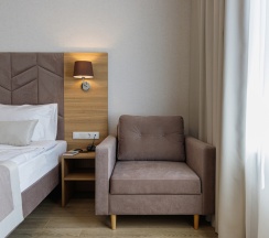 "Стандарт +" Стандартный трехместный номер с двуспальной кроватью и дополнительным местом в Диона