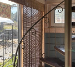 Двухэтажный дом с видом на реку, сад и горы в Дагар