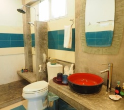 Двухместный люкс с видом на море двуспальная кровать в Vartika Resovilla KuiBuri Beach Resort and Villas