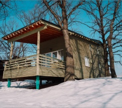 Зелёный дом с двумя верандами, с видом на озеро. Вмещает до 8 гостей в Шведские дачи