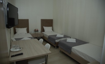 Номер стандарт с 3 односпальными кроватями №17 в Gold hotel