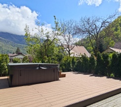 Семейный коттедж с балконом и с красивым видом из окна в Калайчев двор