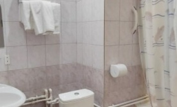 Трехместный номер 1 категории с двухспальной кроватью, полным сан. узлом в Фатима