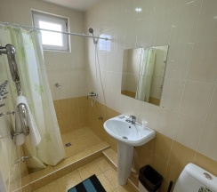 Стандартный номер с двуспальной и 2 односпальными кроватями в Кристина