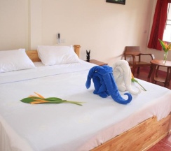 Двухместное бунгало Superior с видом на море двуспальная кровать в Dragon Hut Resort