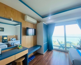 Трёхместный номер Deluxe с балконом и с видом на море в Blue Pearl Hotel