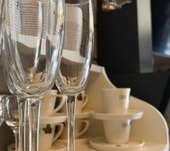 Двухместный коттедж с красивым видом из окна двуспальная кровать в Elki Domiki