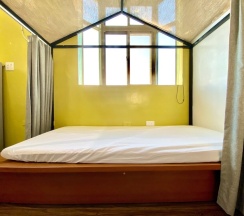 Кровать в общем номере с балконом в Bayhouse Hostel Penghu