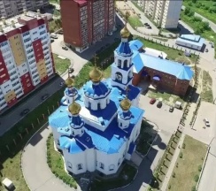 Трёхместные апартаменты с балконом и с красивым видом из окна в Апартаменты Горное Озеро Центр у Реки Гостиная 30 м², Спальня 25 м², Балкон, 2 кровати, Smart TV 85''