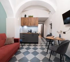 Апартаменты с двумя кроватями, кухней-гостиной  и отдельным входом в Двенадцать