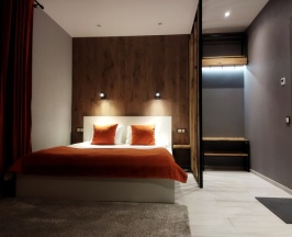 Классик с балконом в Shantaram