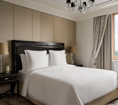 Номер люкс посольский с 1 двуспальной кроватью в Four Seasons Hotel Moscow