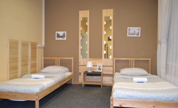 Кровать в трехместной мужской комнате в Likehome