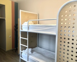 Кровать в мужском 4-местном номере с общей ванной комнатой в Форвикс