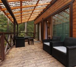 Лодж с купелью и сауной в лесной зоне в Пасторское озеро