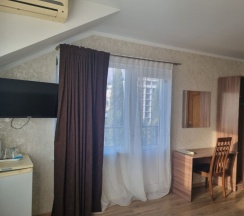 Двухместный номер Standard с балконом и с красивым видом из окна двуспальная кровать в Ахра