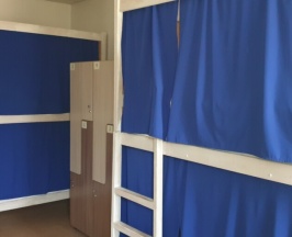 Кровать в шестиместном номере в Maestro Hostel