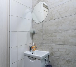 1-комнатные апартаменты эконом с 1 двуспальной кроватью (без окна) в Prim Rooms Apt Apartments (Прим Румс Апт Апартментс)
