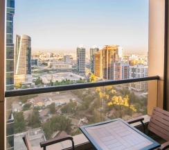Семейные апартаменты с 2 комнатами с видом на город в Отель Mercure Hotel Apartments Dubai Barsha Heights