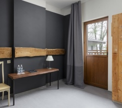 Шале 28 Стандарт с балконом (одна большая кровать) в Шале 28