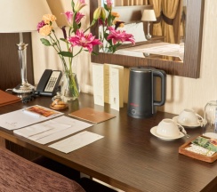 Двухместный полулюкс с красивым видом из окна двуспальная кровать в Kainar