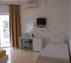 Трёхместный номер Standard с балконом и с видом на море в Hotel Saranda