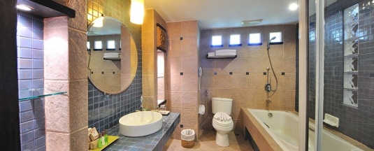 Двухместный номер Deluxe с балконом двуспальная кровать в Woraburi Phuket Resort & Spa