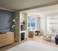 Двухместный полулюкс Tresor с видом на залив (двуспальная кровать) в Fontainebleau Miami Beach