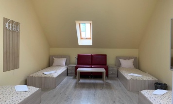 Кровать в общем номере с красивым видом из окна в Хостел