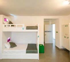 Кровать в общем номере с балконом в Concept Design Hostel & Suite