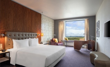 НОМЕР БИЗНЕС-КЛАССА С БОЛЬШОЙ КРОВАТЬЮ (KING SIZE) И ДОСТУПОМ В БАР-ГОСТИНУЮ в Hilton Saint Petersburg ExpoForum