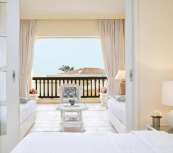 Номер семейный с частичным видом на море в Grecotel Marine Palace & Aqua Park