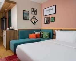 Двухместный номер Стандартный с кроватью "queen-size" и диваном двуспальная кровать в Hampton by HILTON