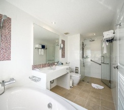 Люкс Luxury с 2 комнатами с балконом в Andaman Beach Suites Hotel