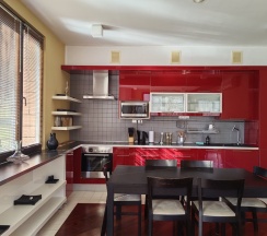 Коттедж с балконом и с красивым видом из окна в Солнечный