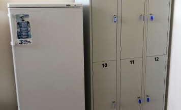 Кровать в общем номере с красивым видом из окна в Альтаир