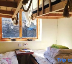 Кровать в общем номере (мужской номер) в Up In The Air Youth Hostel