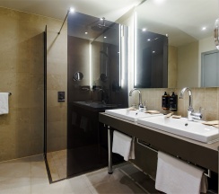 Номер Privilege Suite c большой двуспальной кроватью в МЕРКЮР ТЮМЕНЬ ЦЕНТР