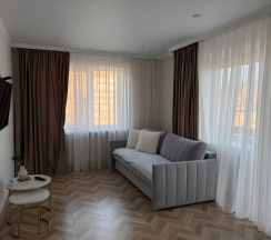 Апартаменты с 2 комнатами с балконом и с красивым видом из окна в Апартаменты Aura в Самом Центре Города Города с Великолепным Видом на Горы