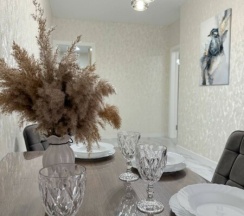 Современная студия с панорамными окнами и видом на озеро в Как Дома 05