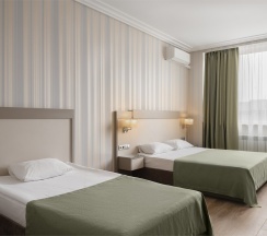 Семейный Полулюкс с 1 двуспальной и 1 односпальной кроватями в Ka Royal Hotel Boutique