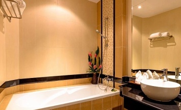 Двухместный номер Grand Deluxe с видом на бассейн двуспальная кровать в Курорт Nipa Resort