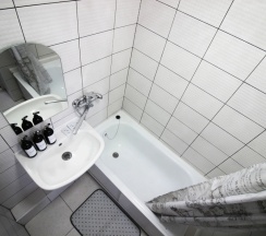 Двухместный номер Comfort с балконом и с красивым видом из окна (двуспальная кровать) в Апартаменты Уютно как дома с балконом