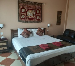Двухместный номер Deluxe с балконом двуспальная кровать в Guesthouse Liam's Suan Dok Mai