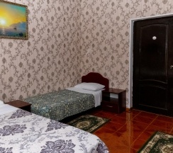 Комната стандарт с 2 односпальными и 1 двуспальной кроватью в Якорь