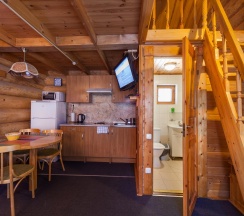 Коттедж стандарт с 2 односпальными и 1 двуспальной кроватью в На ладони