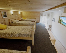 Кровать в четырехместном женском номере в New Day