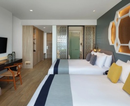 Четырёхместный семейный номер Deluxe с балконом и с видом на горы в Avista Grande Phuket Karon - MGallery